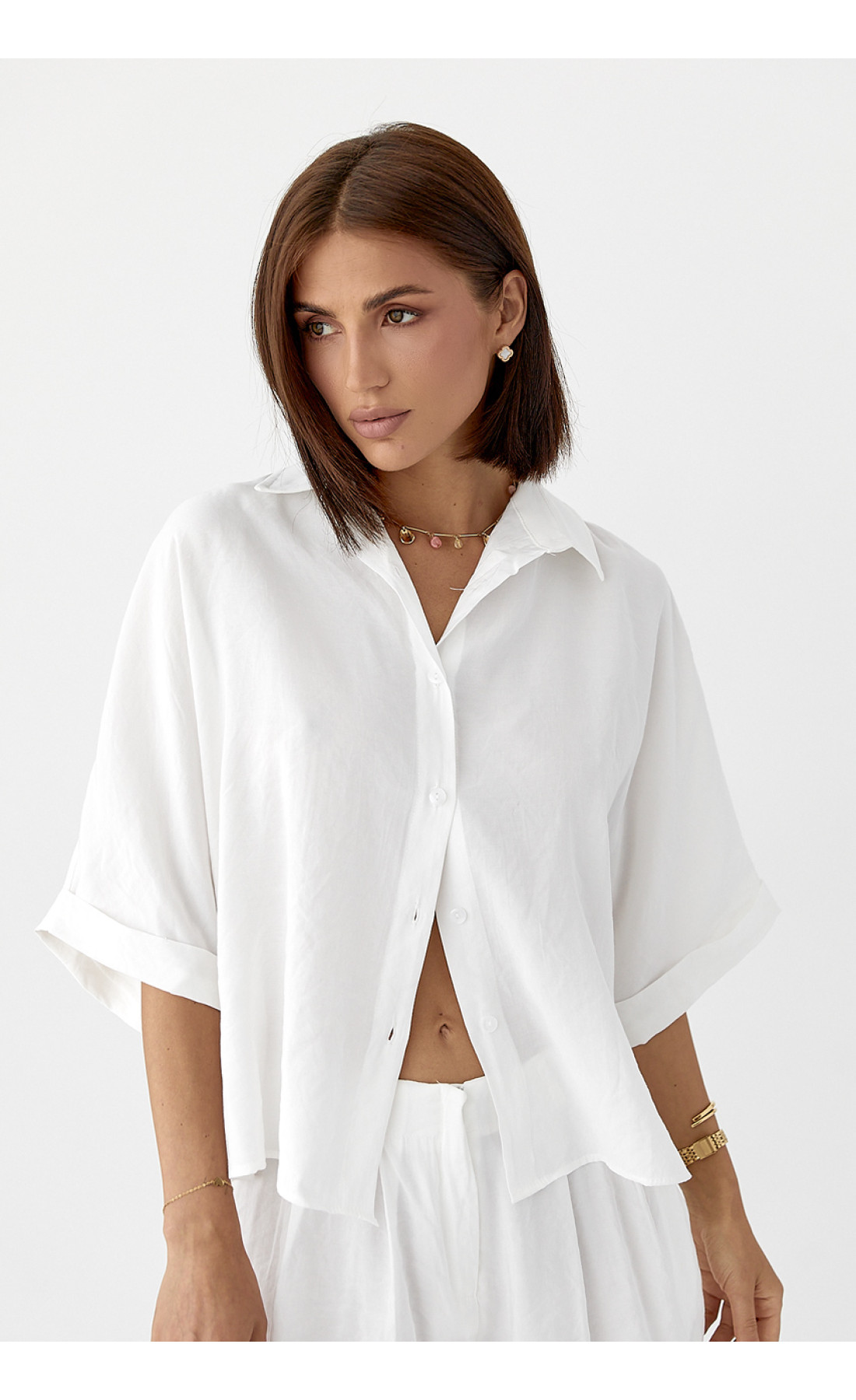 Костюм вільного крою із шортами та сорочкою  білий колір