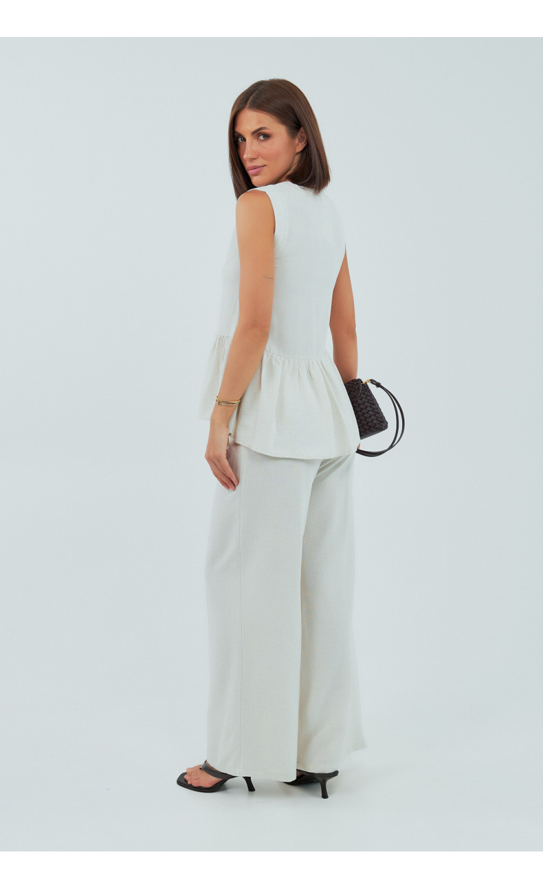 Класичний костюм із жилеткою з оборками та штанами  бежевий колір