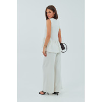 Класичний костюм із жилеткою з оборками та штанами  бежевий колір