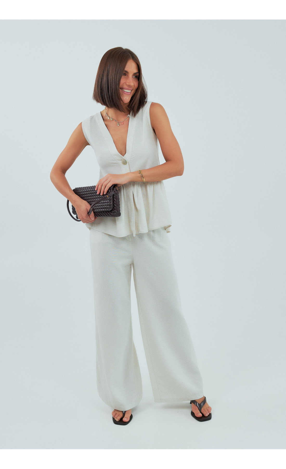 Класичний костюм із жилеткою з оборками та штанами  бежевий колір