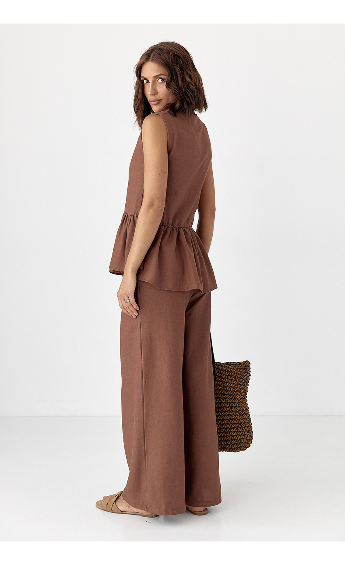 Класичний костюм із жилеткою з оборками та штанами  коричневий колір