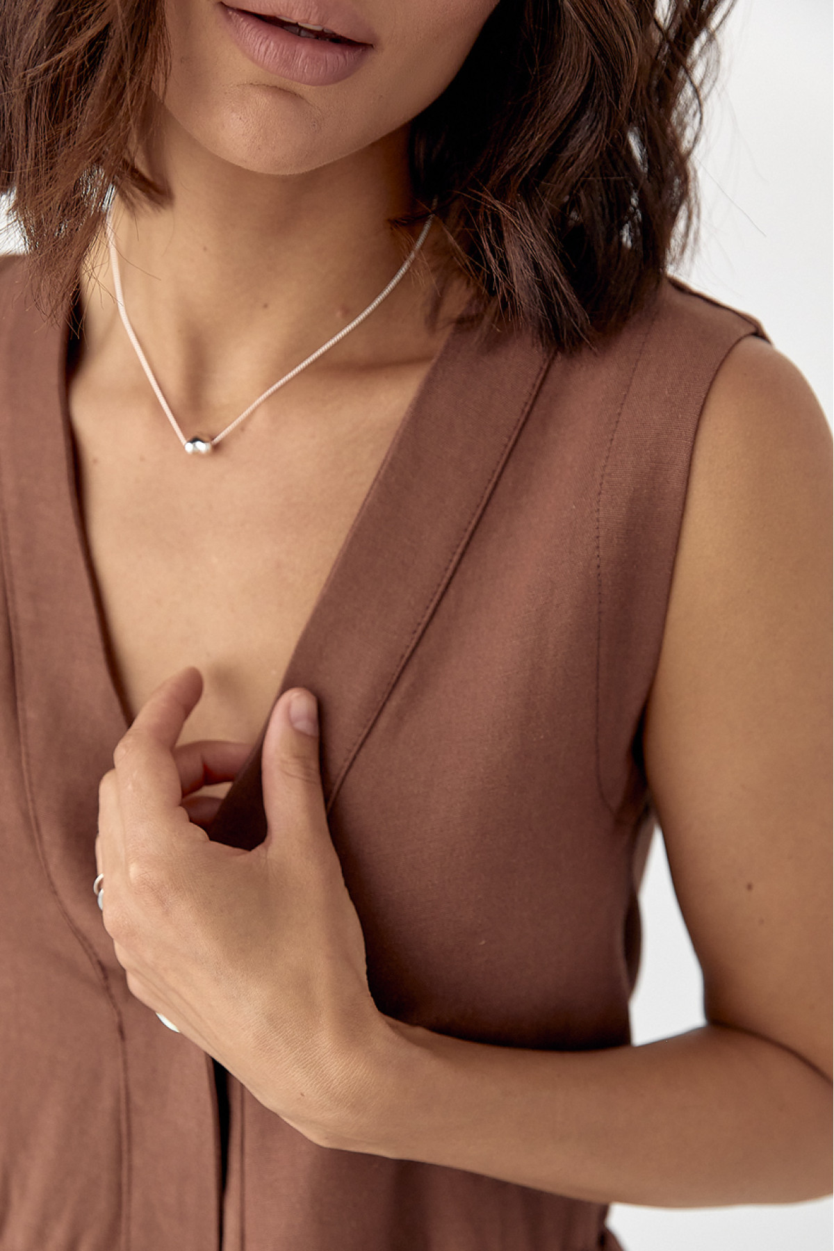 Класичний костюм із жилеткою з оборками та штанами  коричневий колір