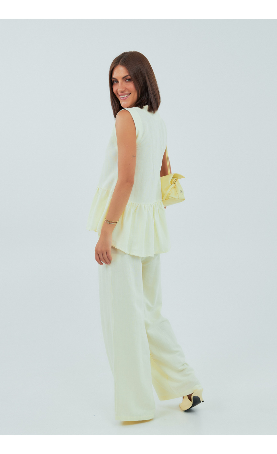 Класичний костюм із жилеткою з оборками та штанами  лимонний колір