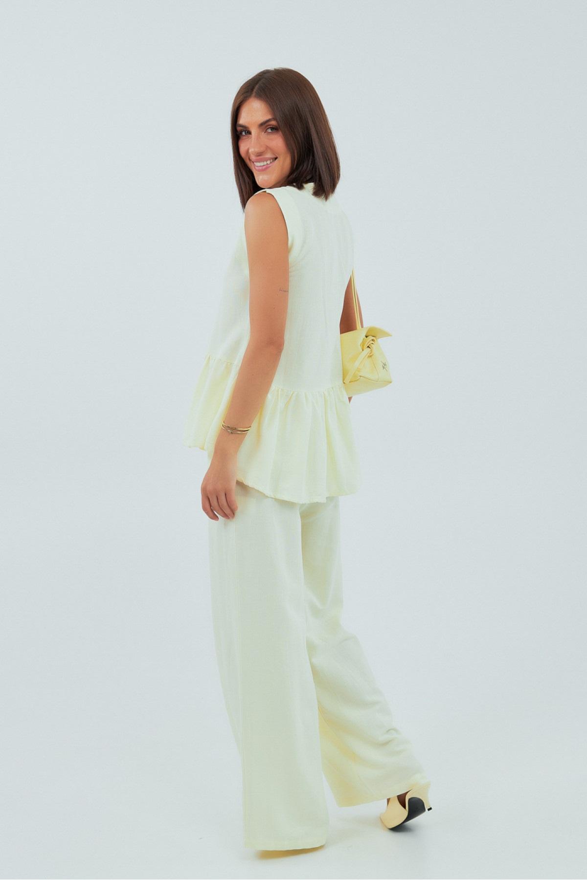 Класичний костюм із жилеткою з оборками та штанами  лимонний колір