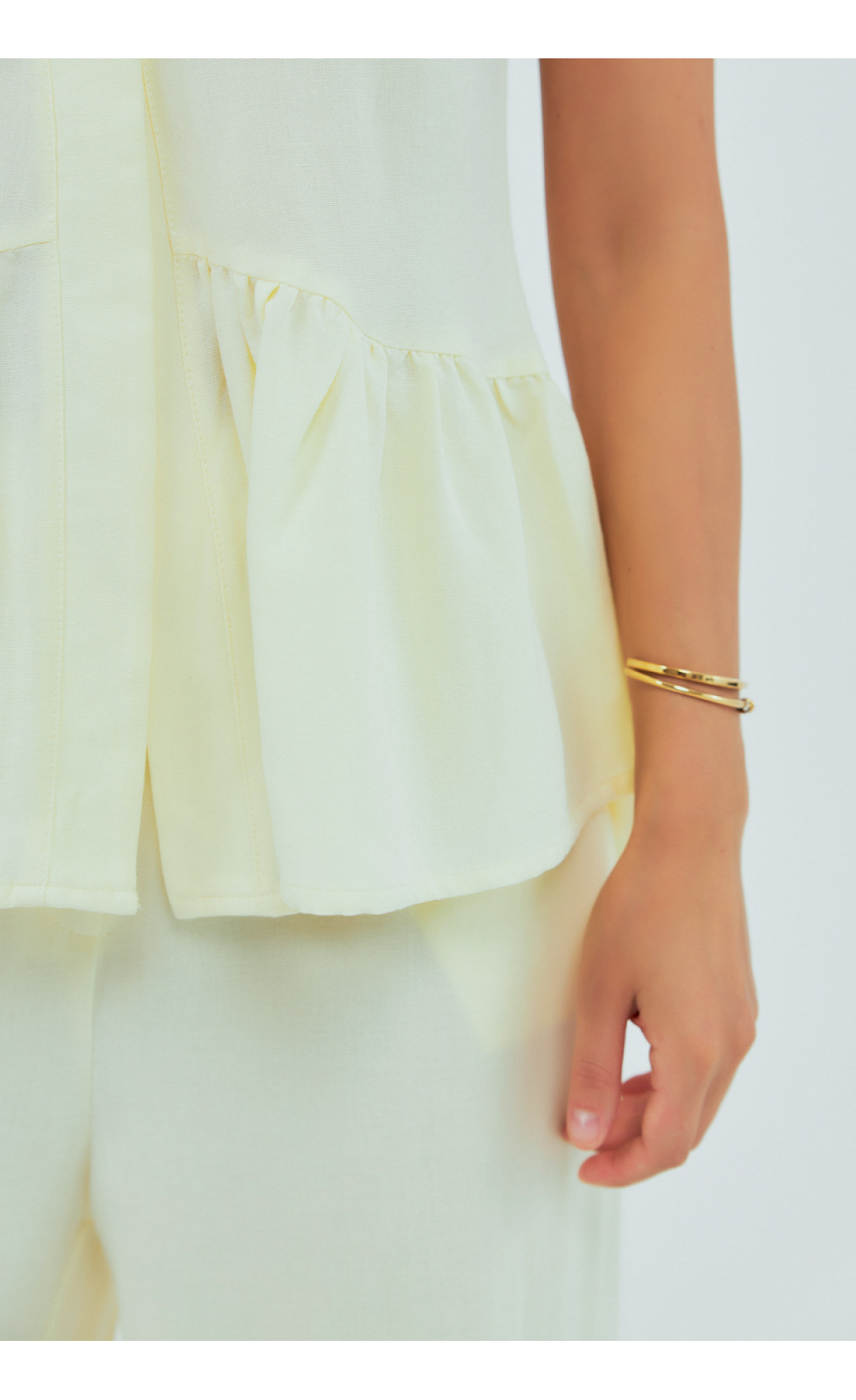 Класичний костюм із жилеткою з оборками та штанами  лимонний колір