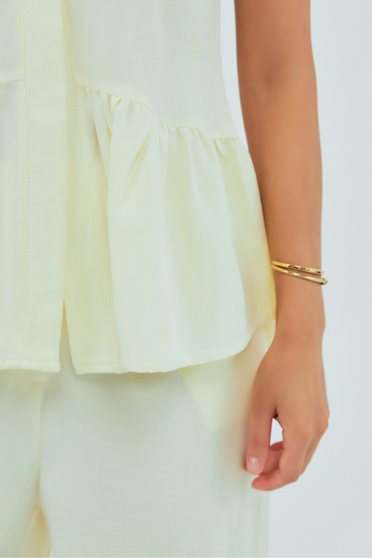 Класичний костюм із жилеткою з оборками та штанами  лимонний колір