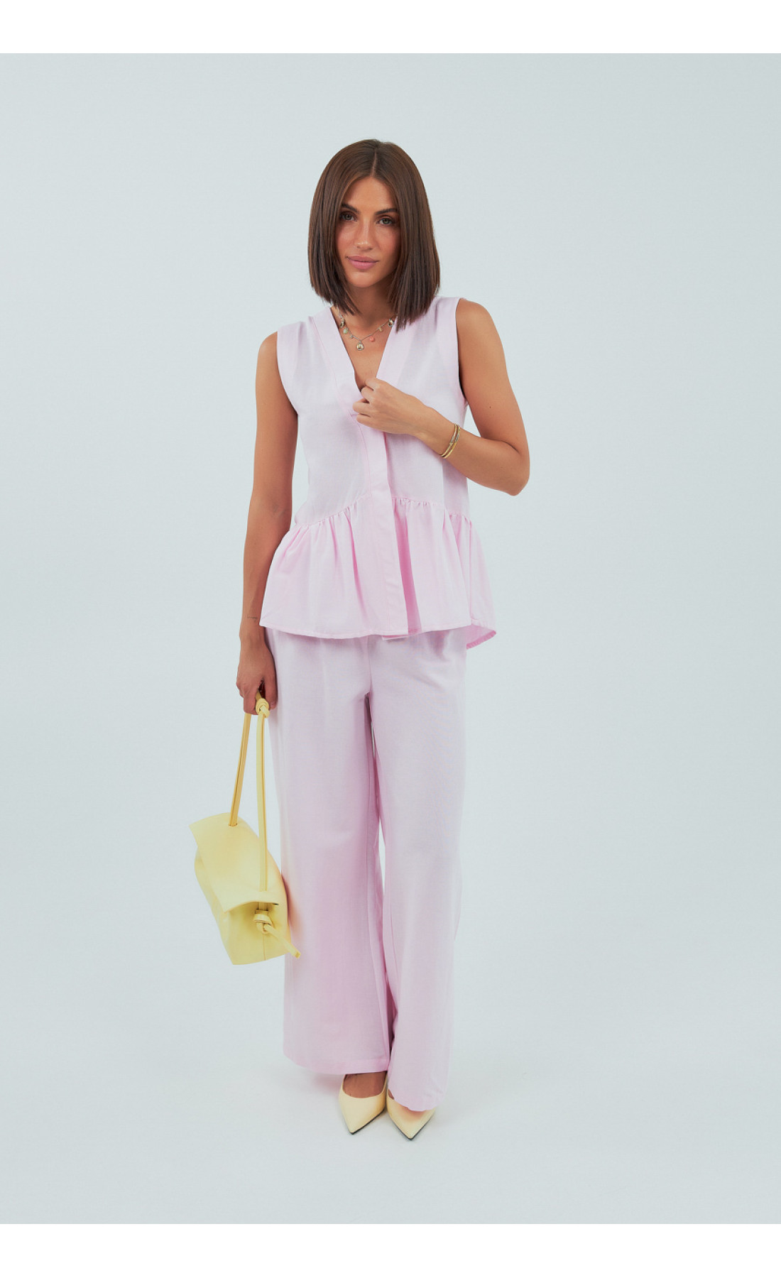 Класичний костюм із жилеткою з оборками та штанами  рожевий колір