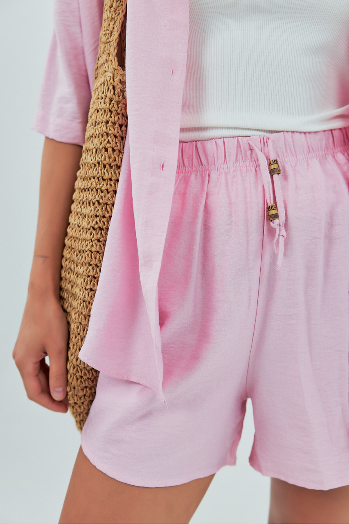 Однотонний костюм із сорочкою та шортами  пудра колір