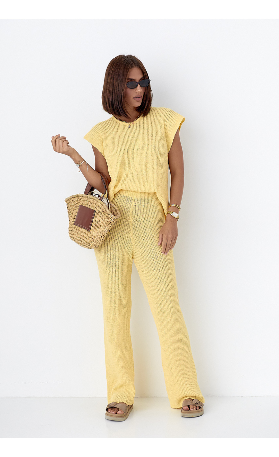Літній в'язаний костюм із футболкою та штанами  жовтий колір