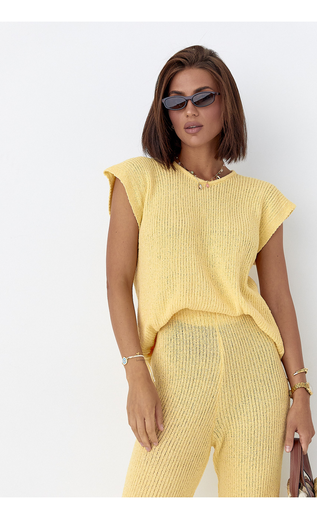 Літній в'язаний костюм із футболкою та штанами  жовтий колір