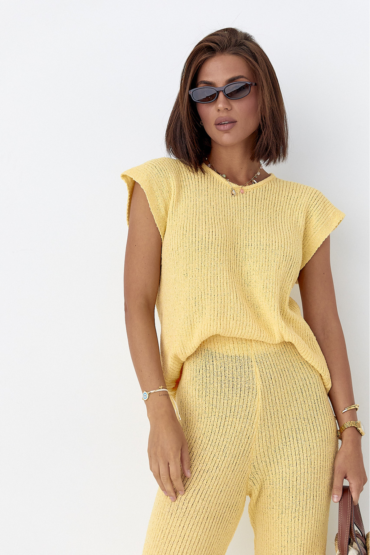 Літній в'язаний костюм із футболкою та штанами  жовтий колір