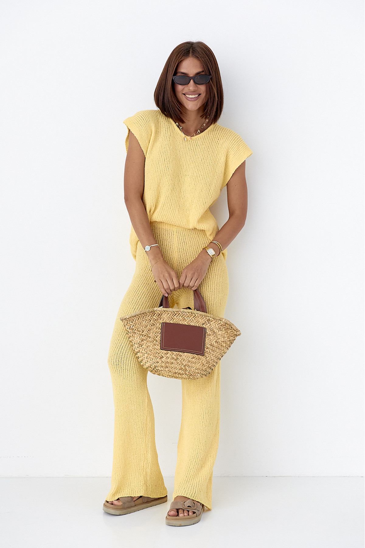 Літній в'язаний костюм із футболкою та штанами  жовтий колір