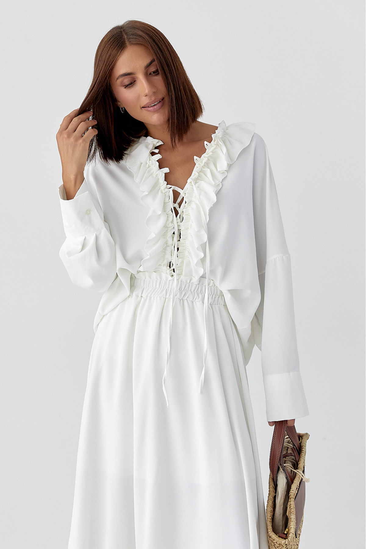 Костюм з рюшами зі спідниці та блузи  молочний колір