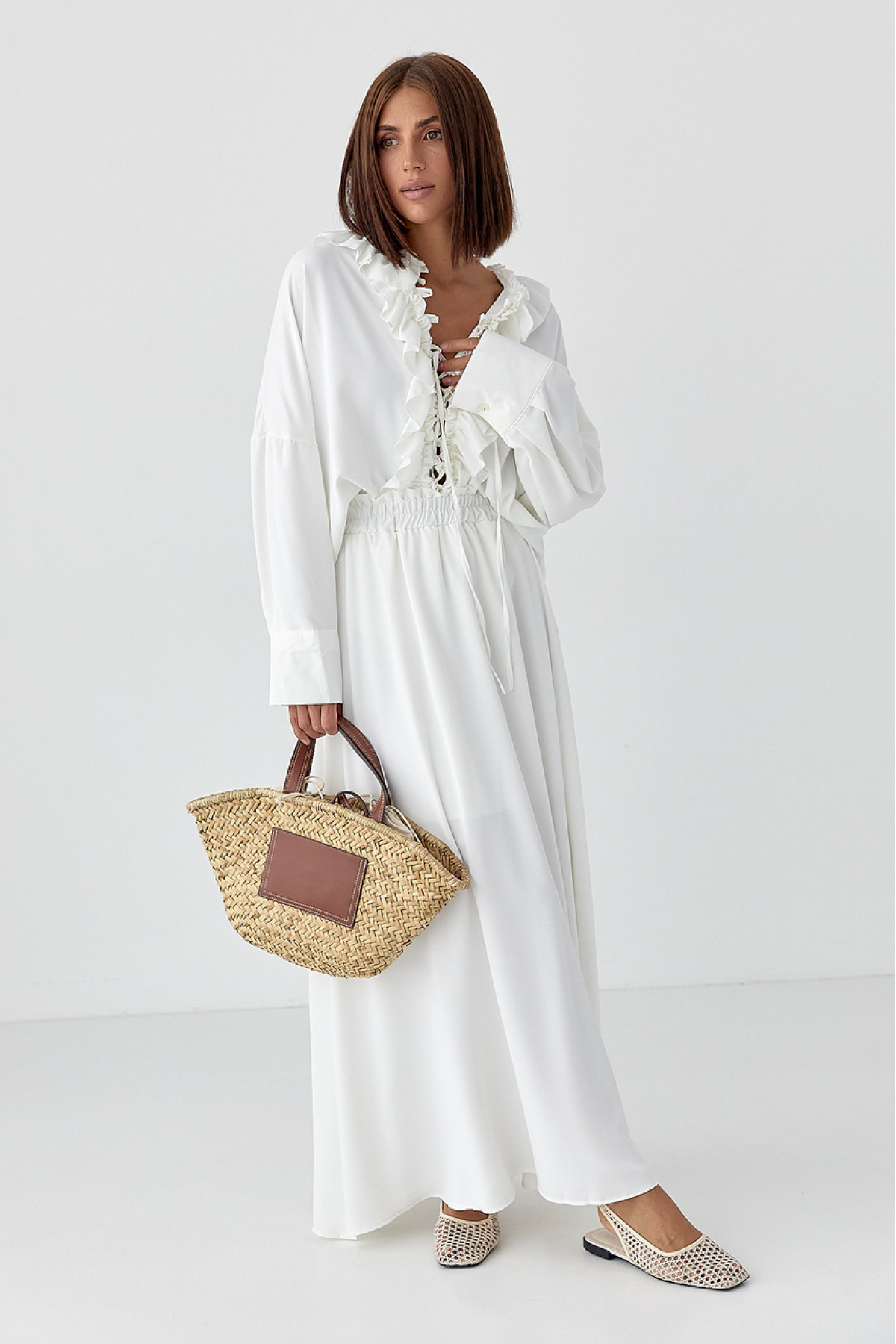 Костюм з рюшами зі спідниці та блузи  молочний колір