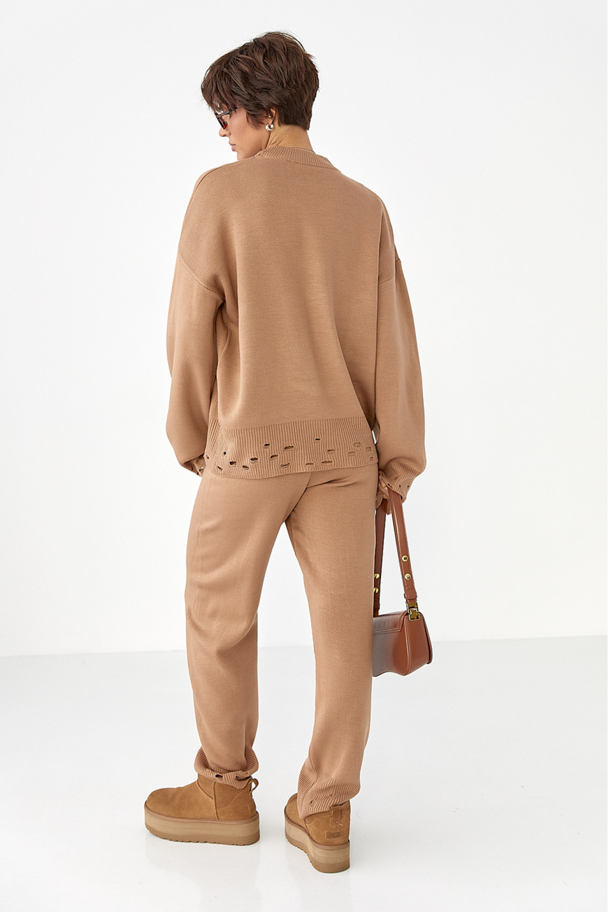 Трикотажний костюм з рваним ефектом  світлокоричневий колір