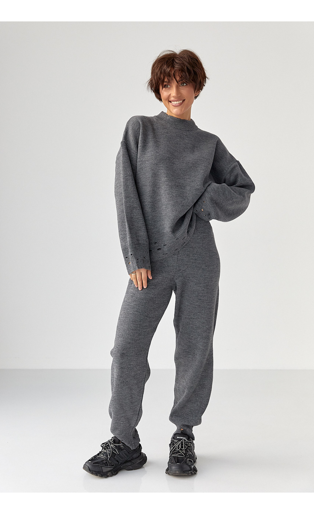 Трикотажний костюм з рваним ефектом  сірий колір