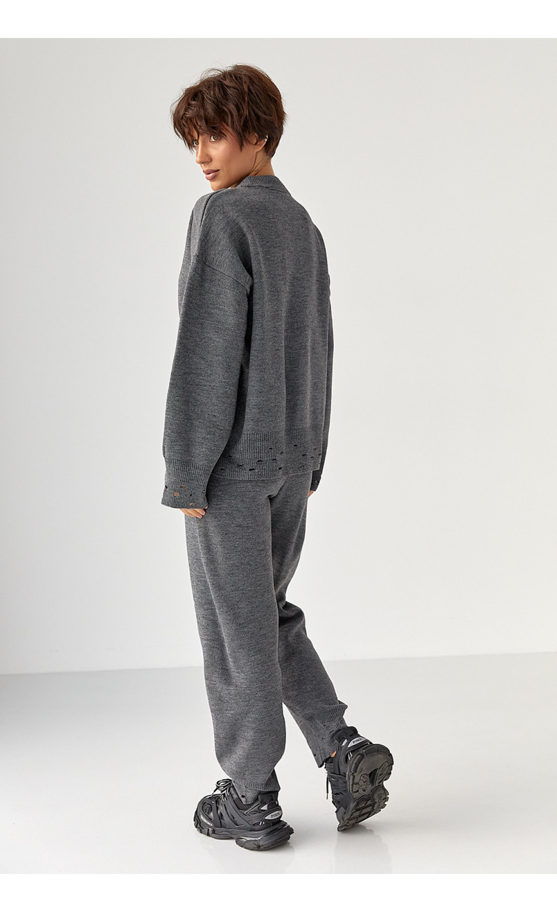 Трикотажний костюм з рваним ефектом  сірий колір