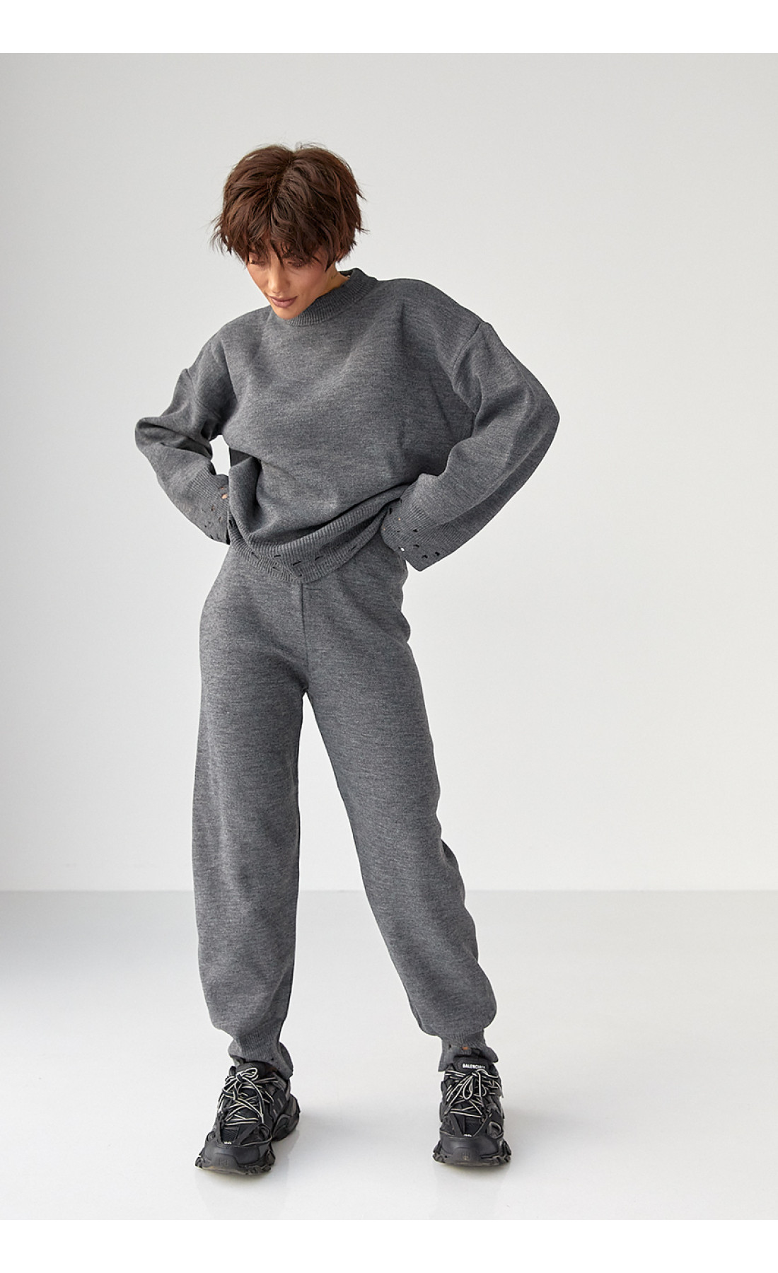 Трикотажний костюм з рваним ефектом  сірий колір