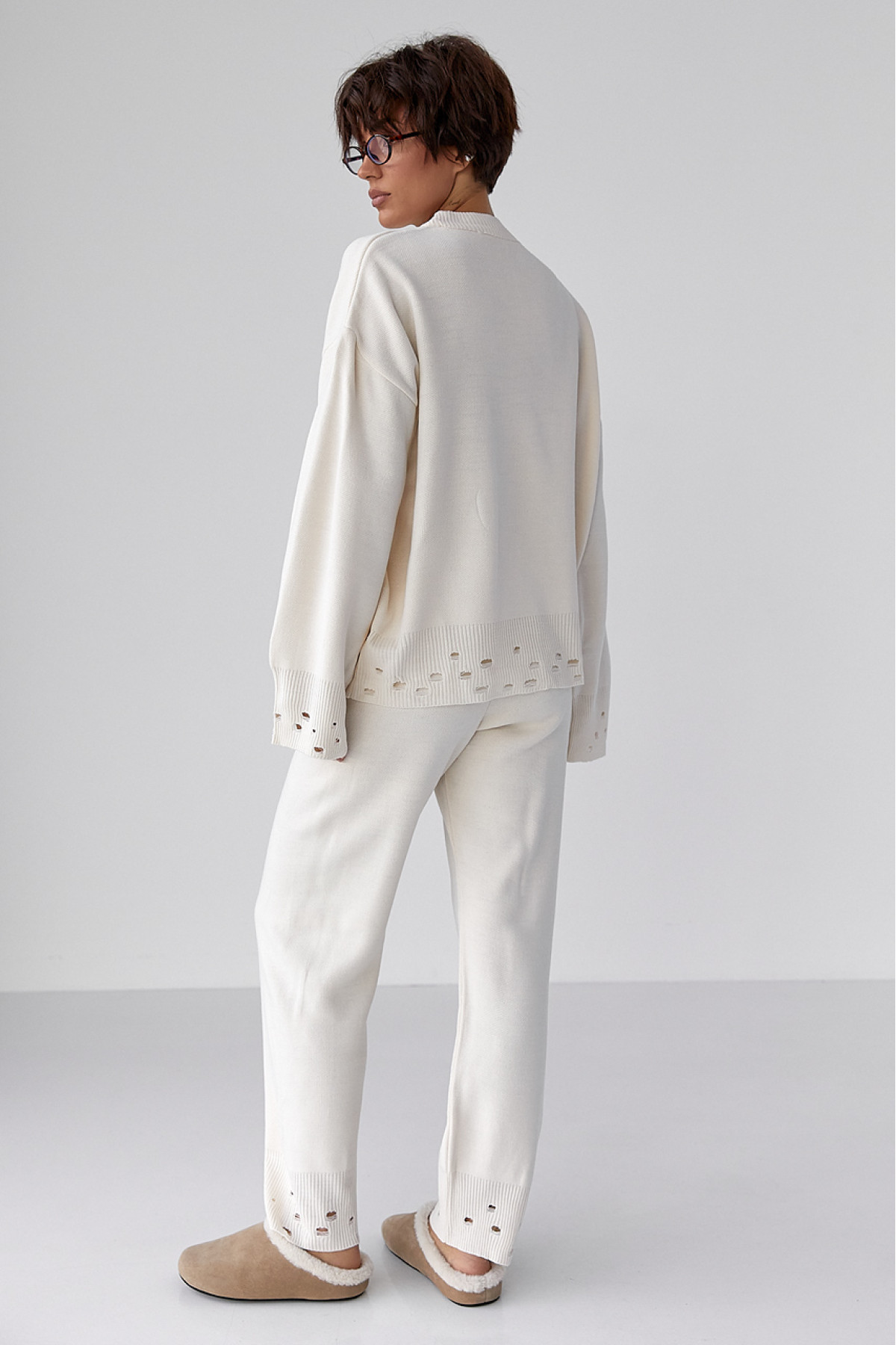 Трикотажний костюм з рваним ефектом  молочний колір