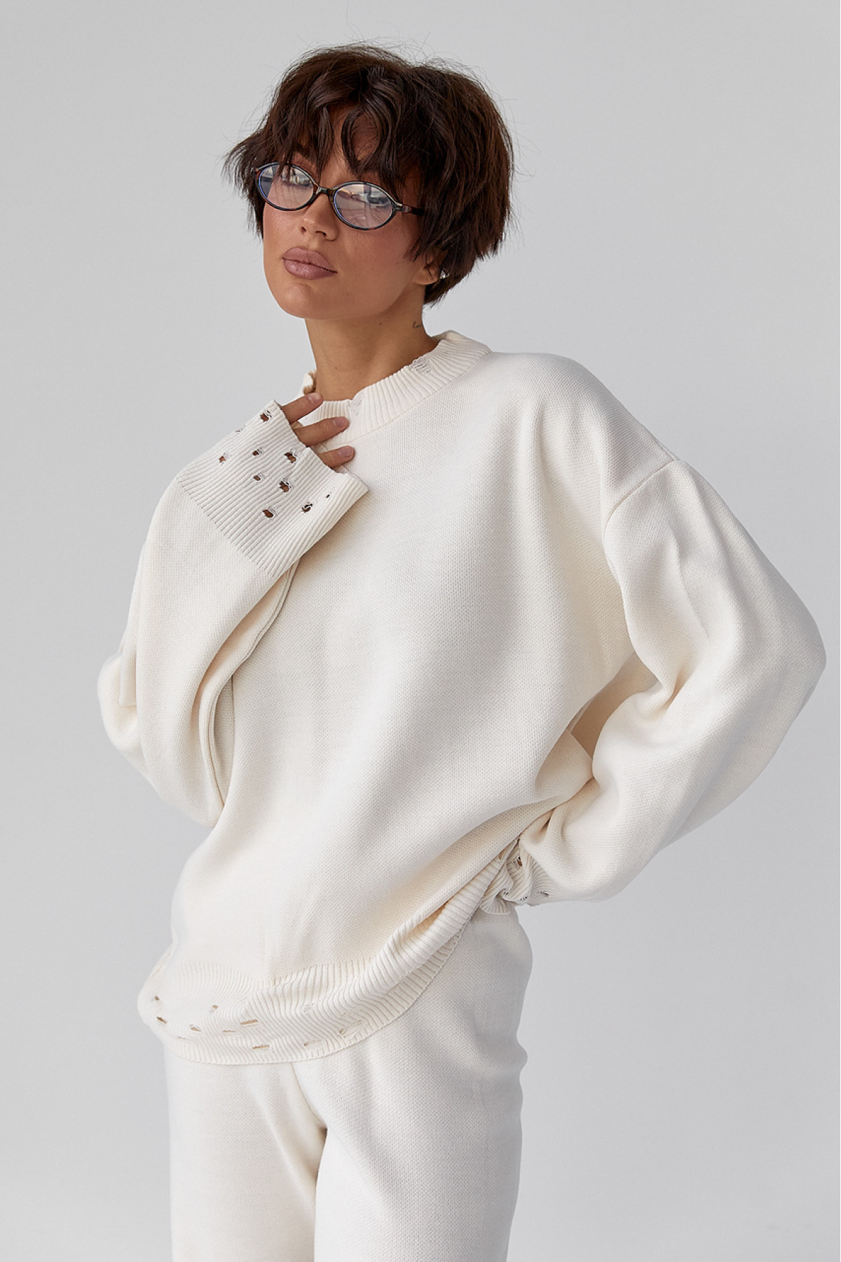 Трикотажний костюм з рваним ефектом  молочний колір