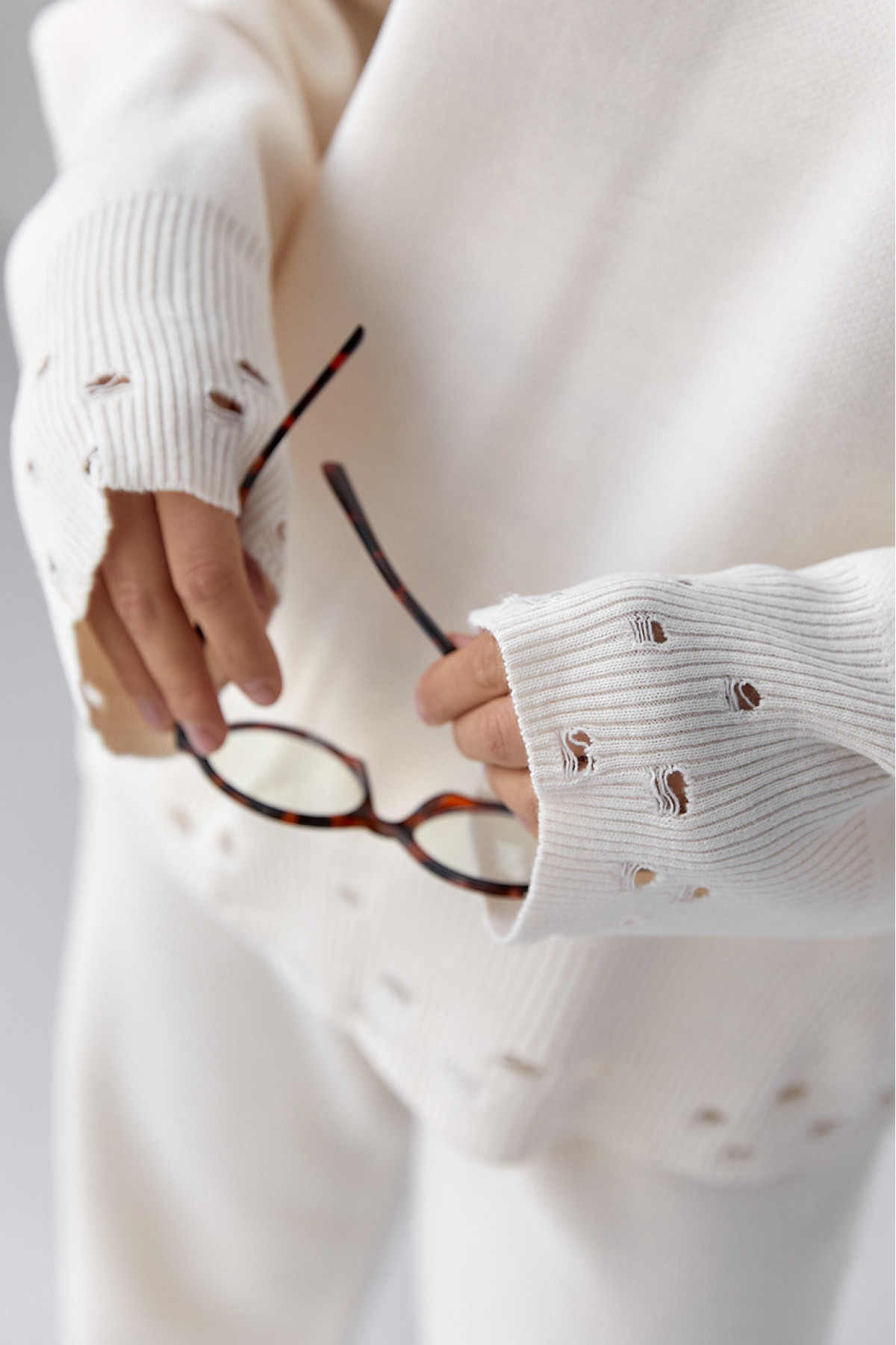 Трикотажний костюм з рваним ефектом  молочний колір