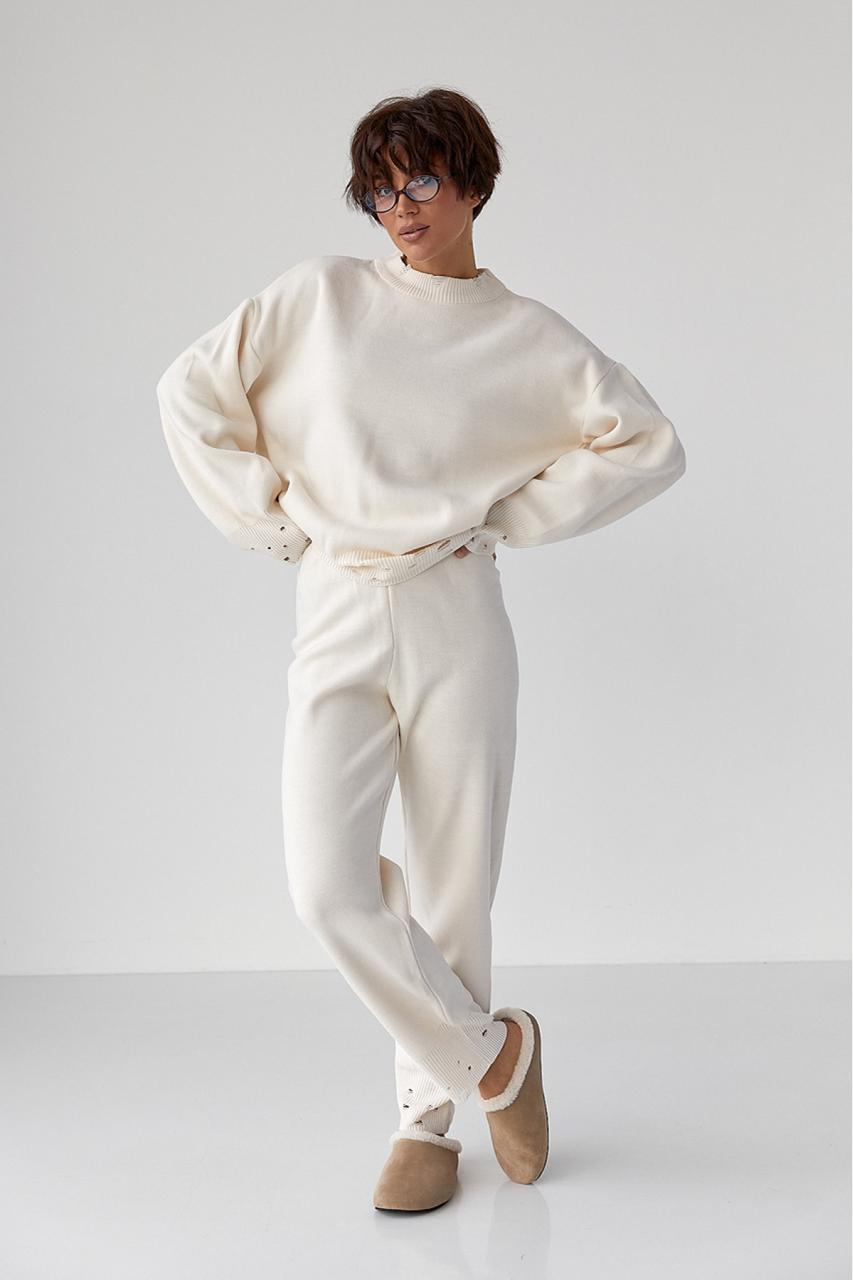 Трикотажний костюм з рваним ефектом  молочний колір