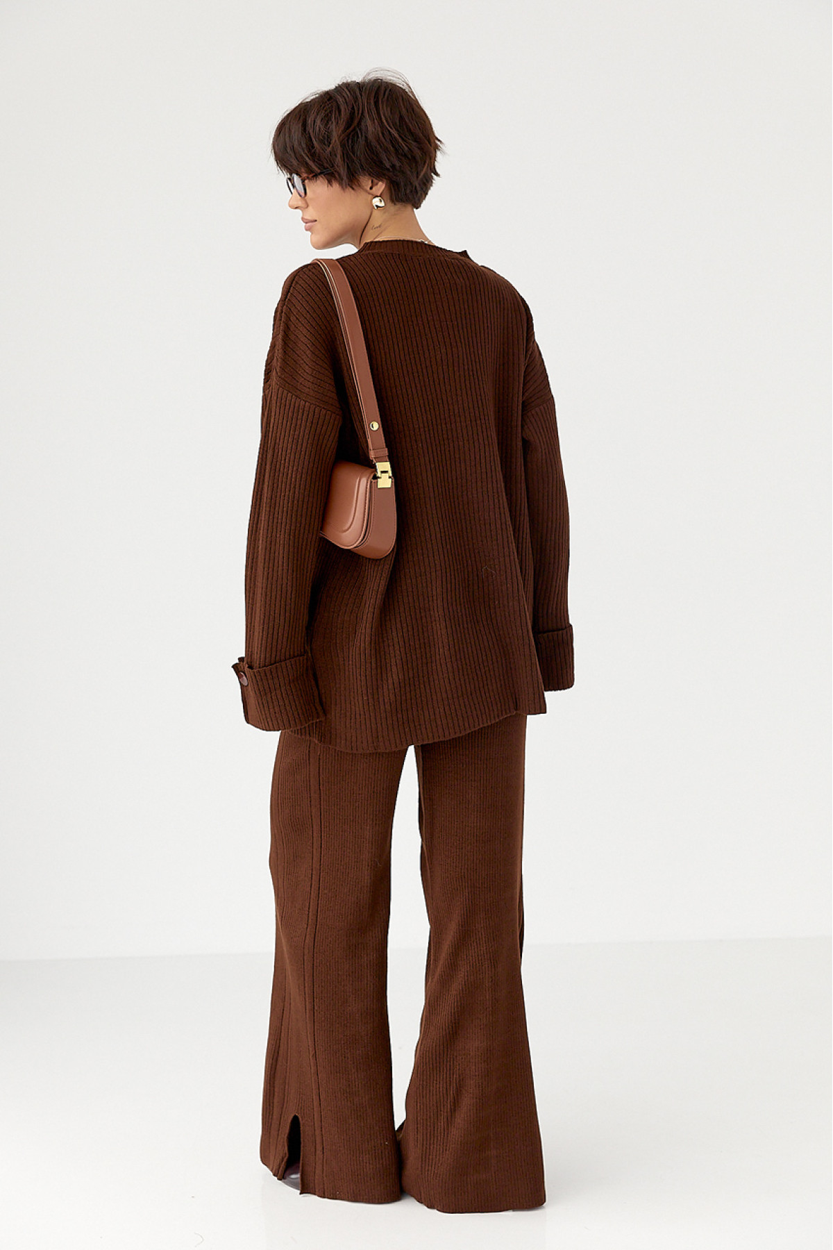 В'язаний костюм в рубчик вільною крою  коричневий колір