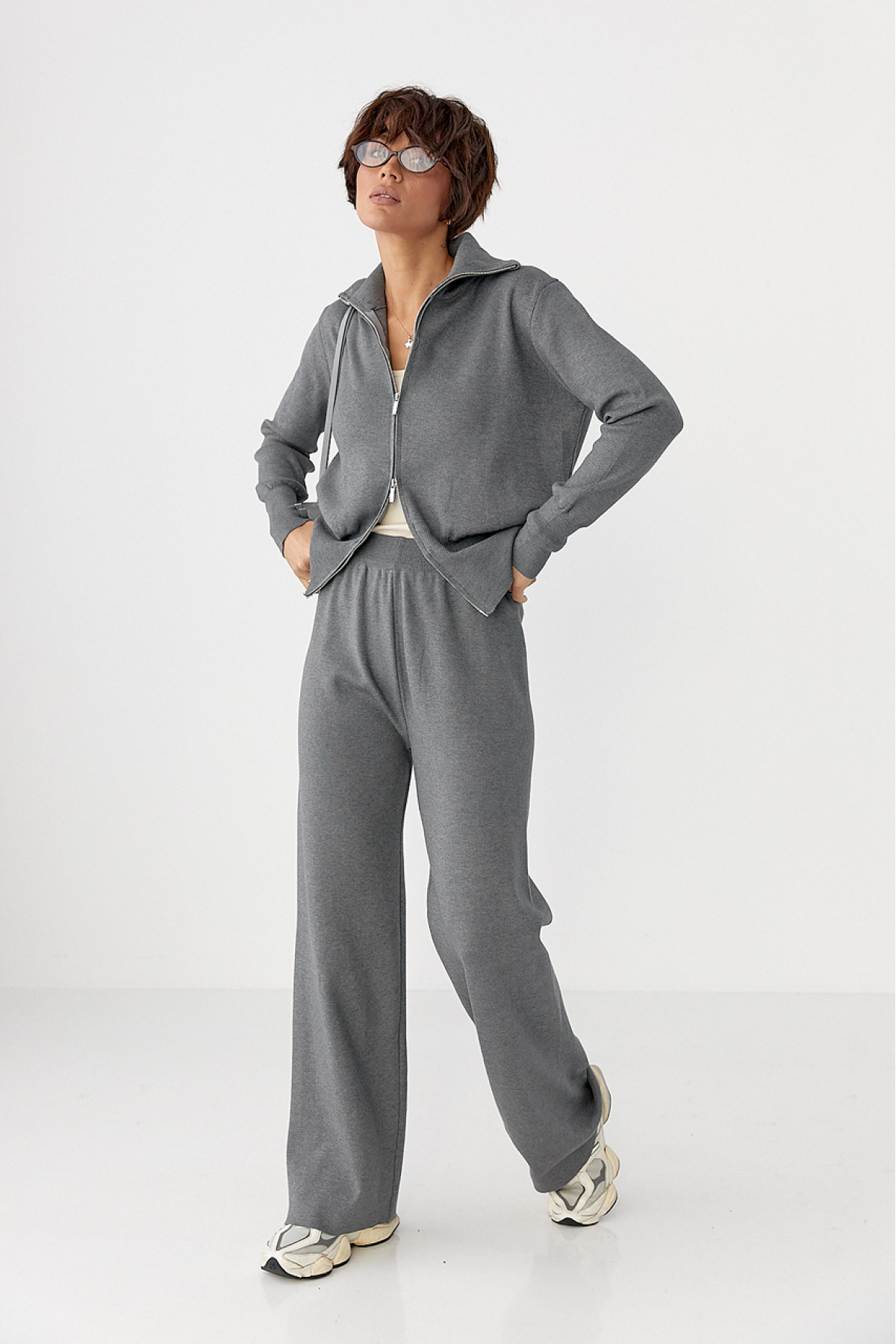 Трикотажний костюм із коротким кардиганом на блискавці та широкими штанами  сірий колір