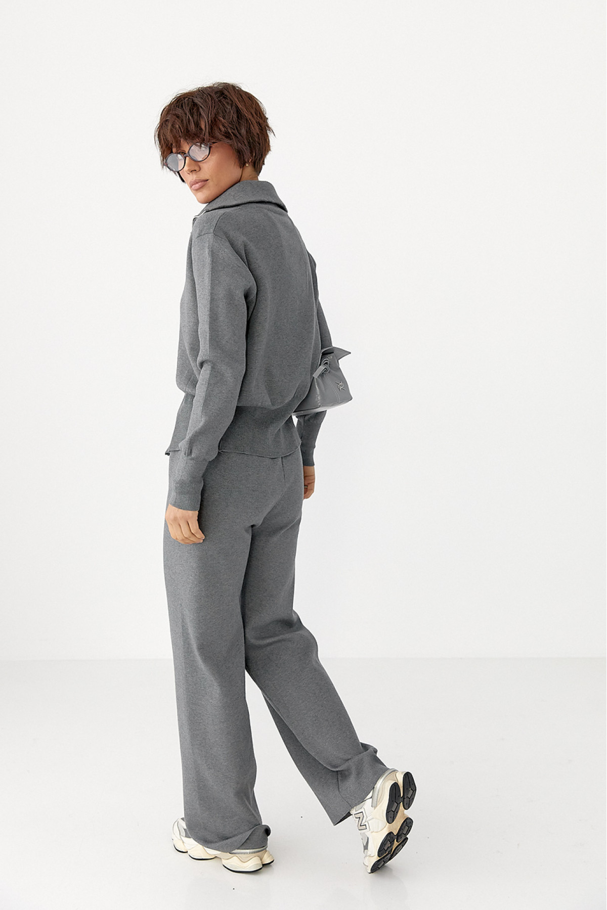 Трикотажний костюм із коротким кардиганом на блискавці та широкими штанами  сірий колір