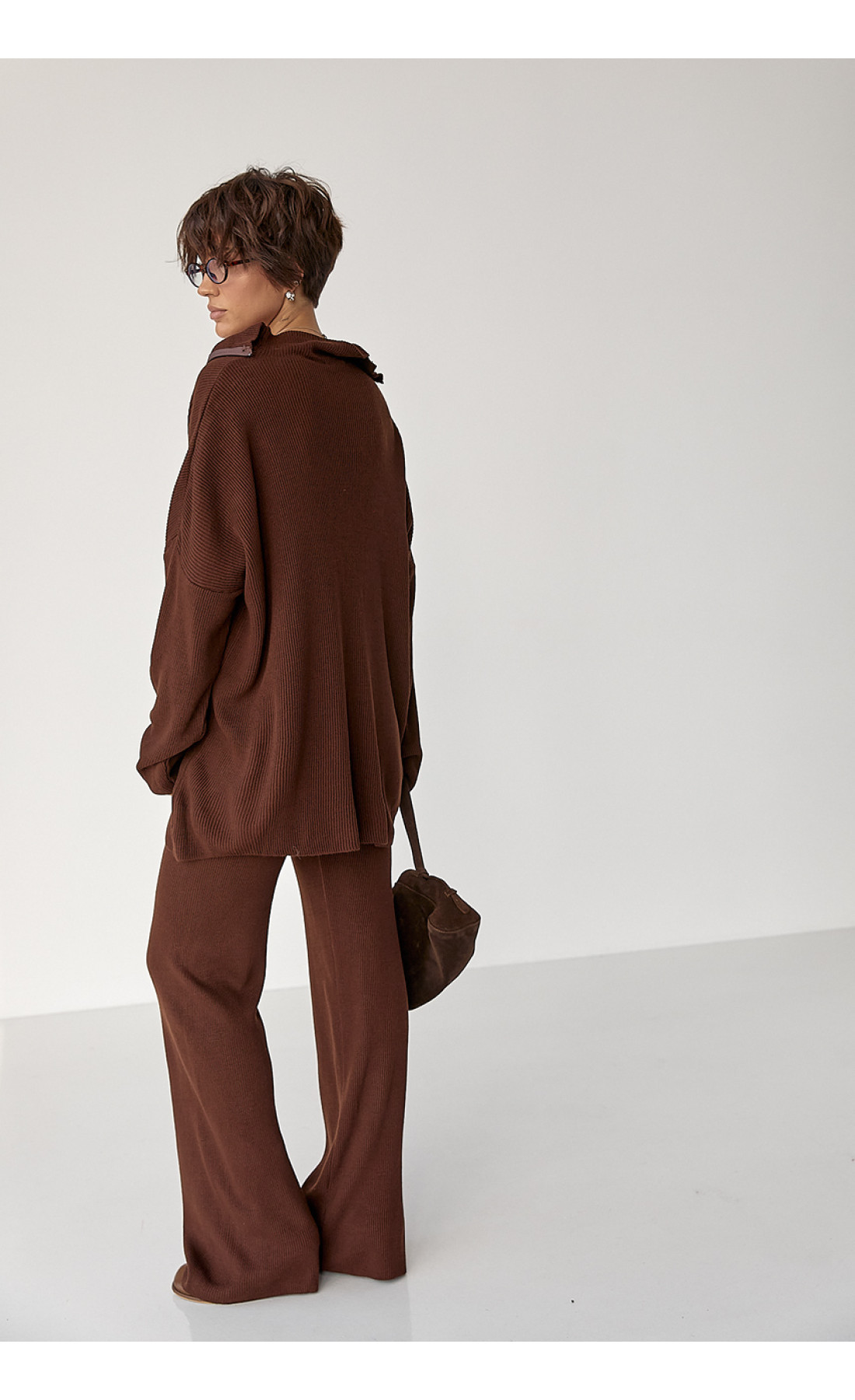 Вільний костюм в рубчик зі светром і прямими штанами  коричневий колір