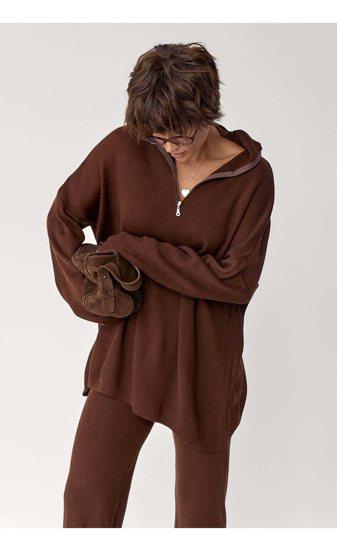 Вільний костюм в рубчик зі светром і прямими штанами  коричневий колір