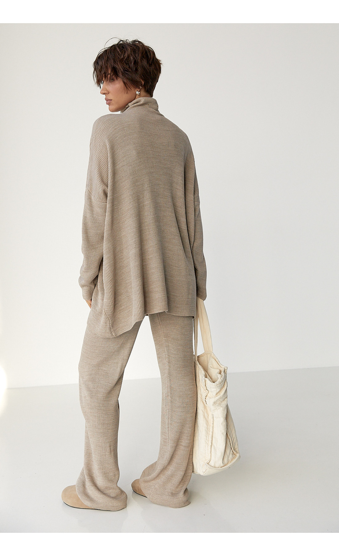 Вільний костюм в рубчик зі светром і прямими штанами  кавовий колір