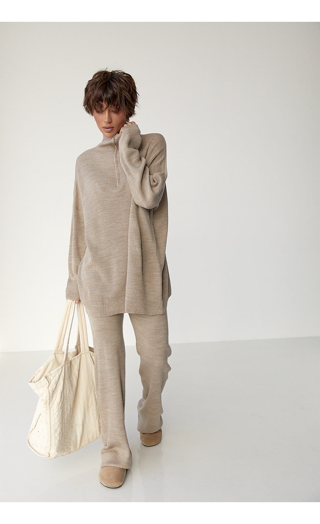 Вільний костюм в рубчик зі светром і прямими штанами  кавовий колір