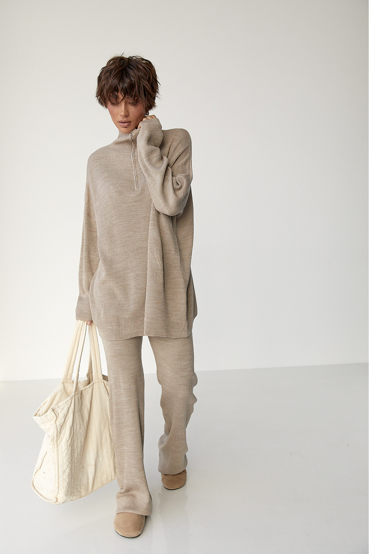 Вільний костюм в рубчик зі светром і прямими штанами  кавовий колір