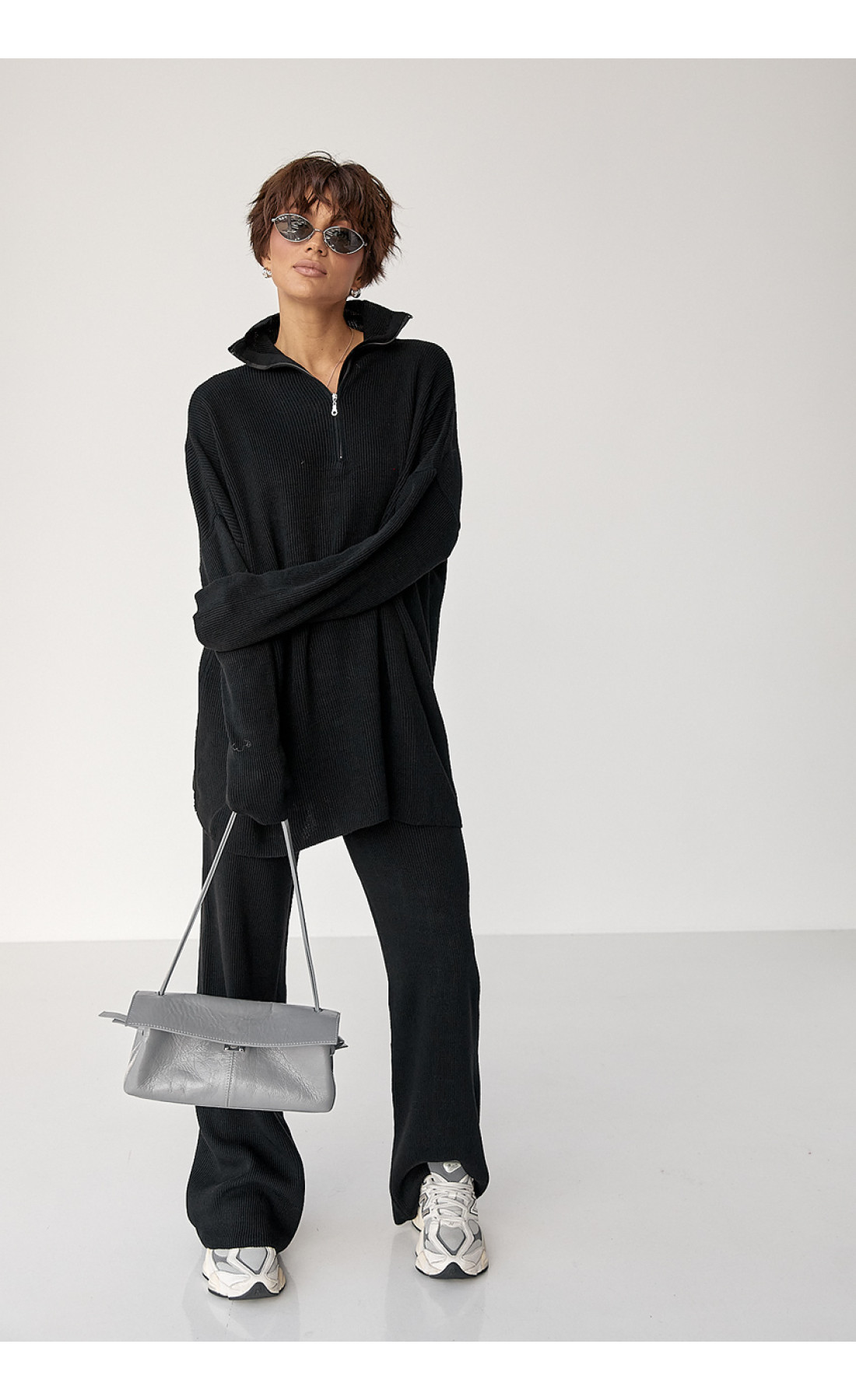 Вільний костюм в рубчик зі светром і прямими штанами  чорний колір