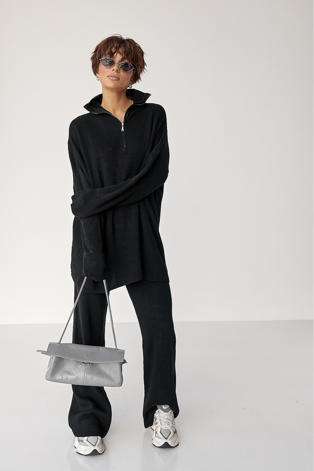 Вільний костюм в рубчик зі светром і прямими штанами  чорний колір