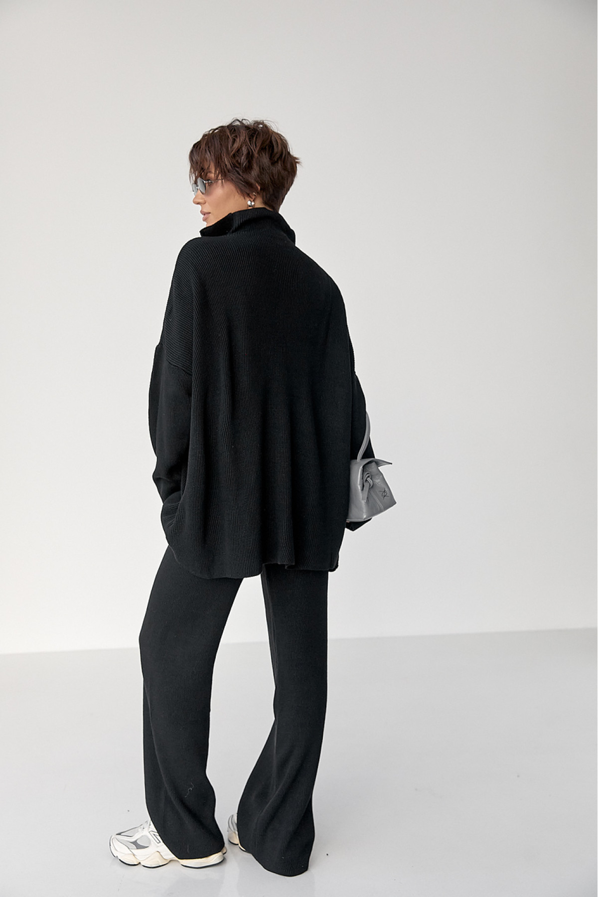 Вільний костюм в рубчик зі светром і прямими штанами  чорний колір