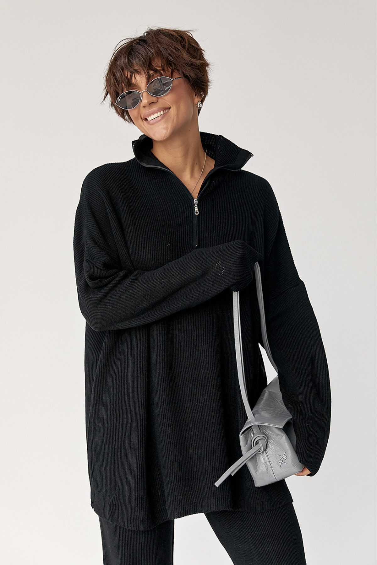 Вільний костюм в рубчик зі светром і прямими штанами  чорний колір