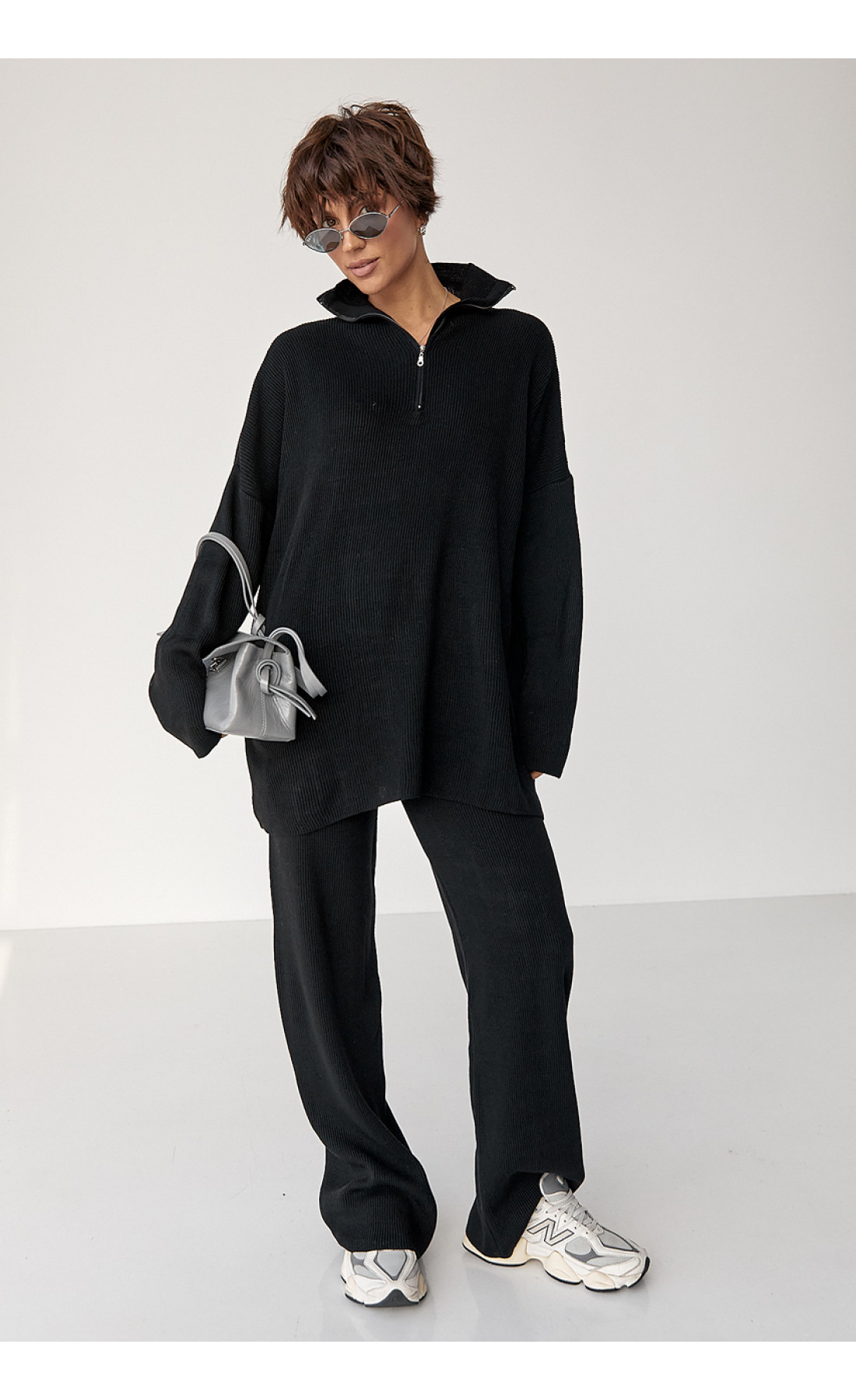 Вільний костюм в рубчик зі светром і прямими штанами  чорний колір