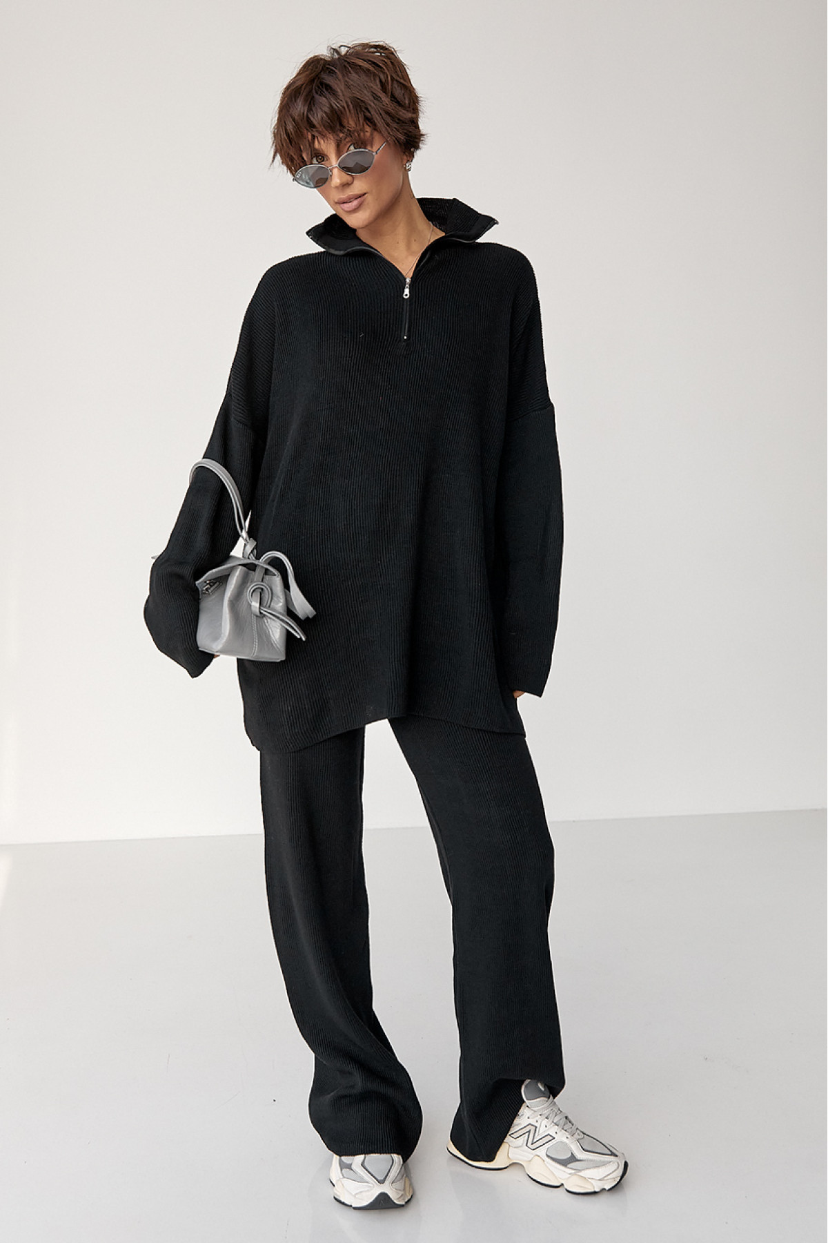 Вільний костюм в рубчик зі светром і прямими штанами  чорний колір