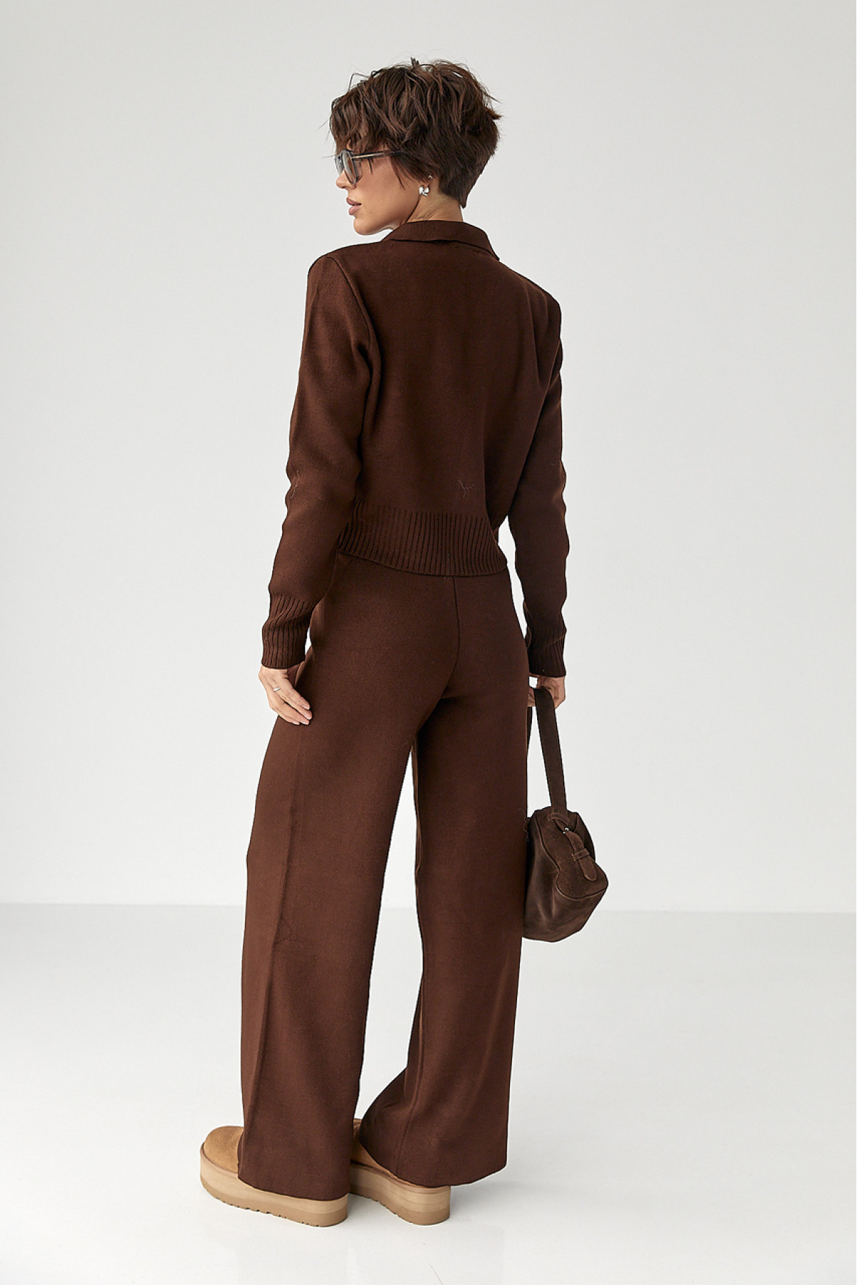 В'язаний трикотажний костюм з коротким кардиганом  коричневий колір