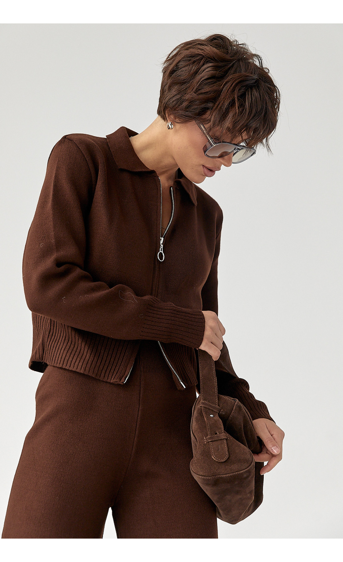 В'язаний трикотажний костюм з коротким кардиганом  коричневий колір