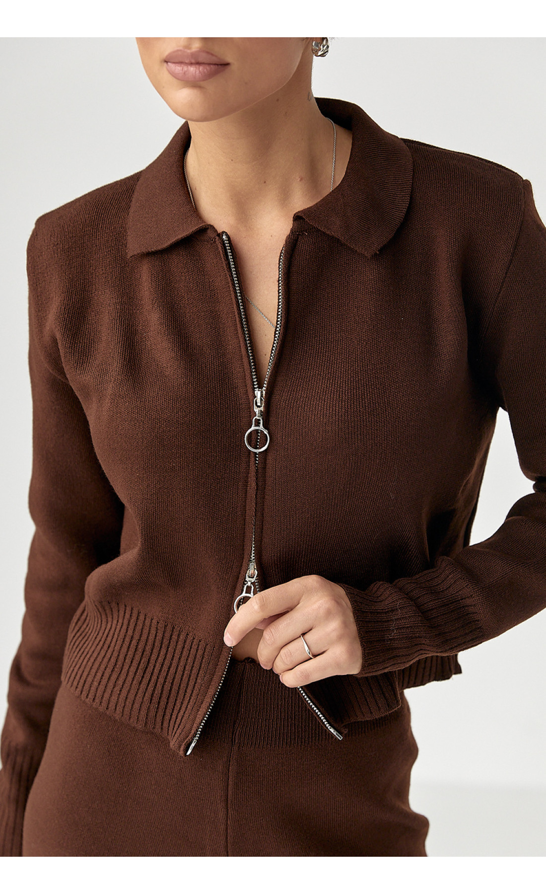 В'язаний трикотажний костюм з коротким кардиганом  коричневий колір