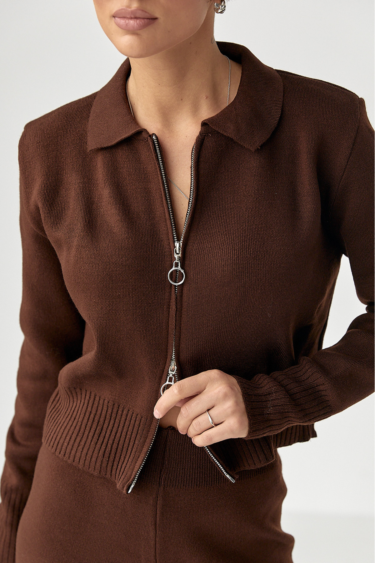 В'язаний трикотажний костюм з коротким кардиганом  коричневий колір