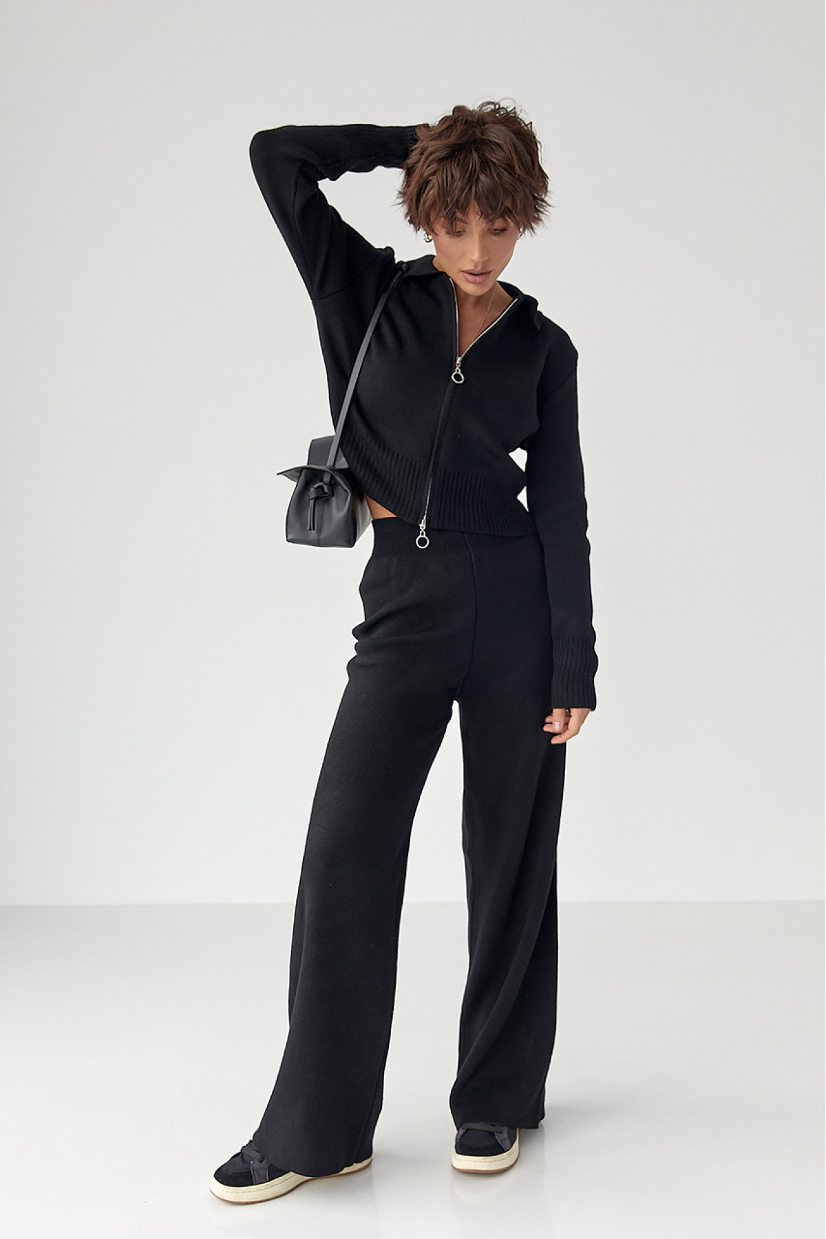 В'язаний трикотажний костюм з коротким кардиганом  чорний колір