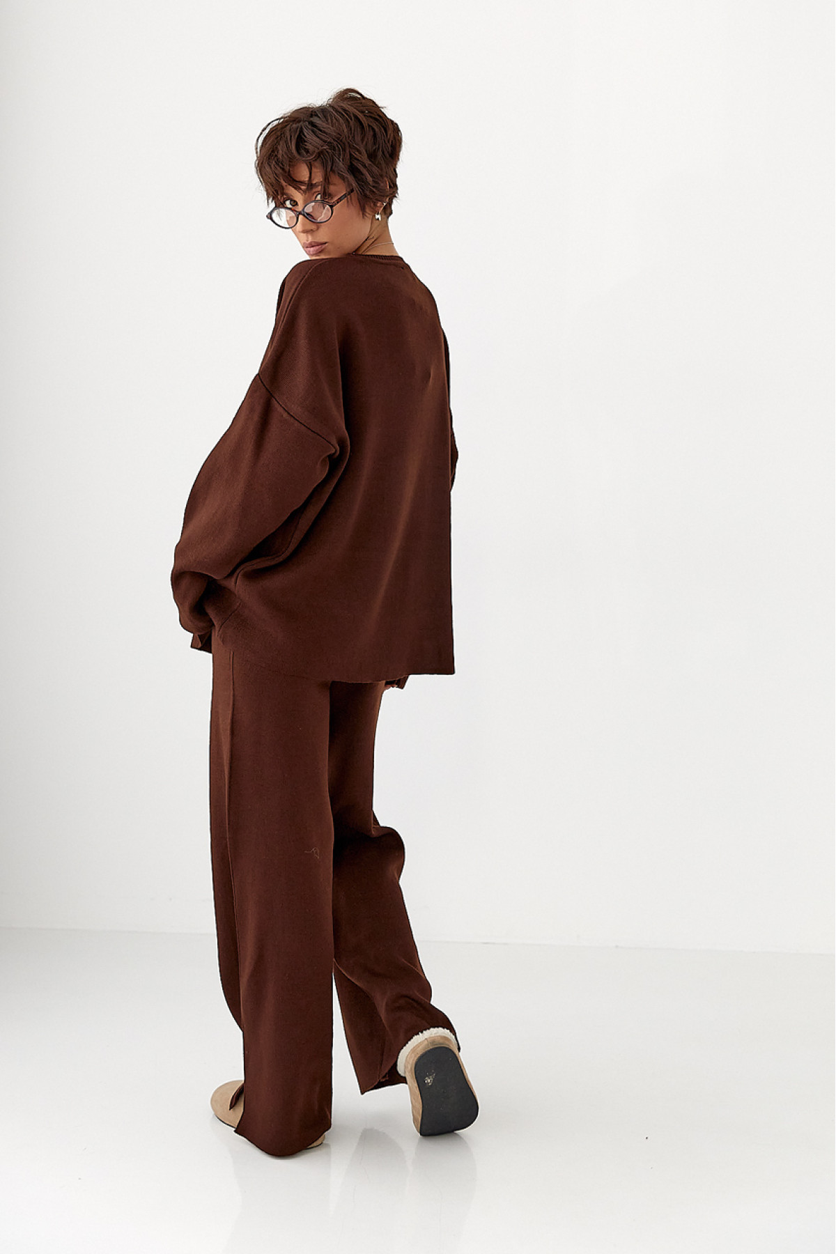 В'язаний костюм з вільною кофтою та широкими штанами  коричневий колір