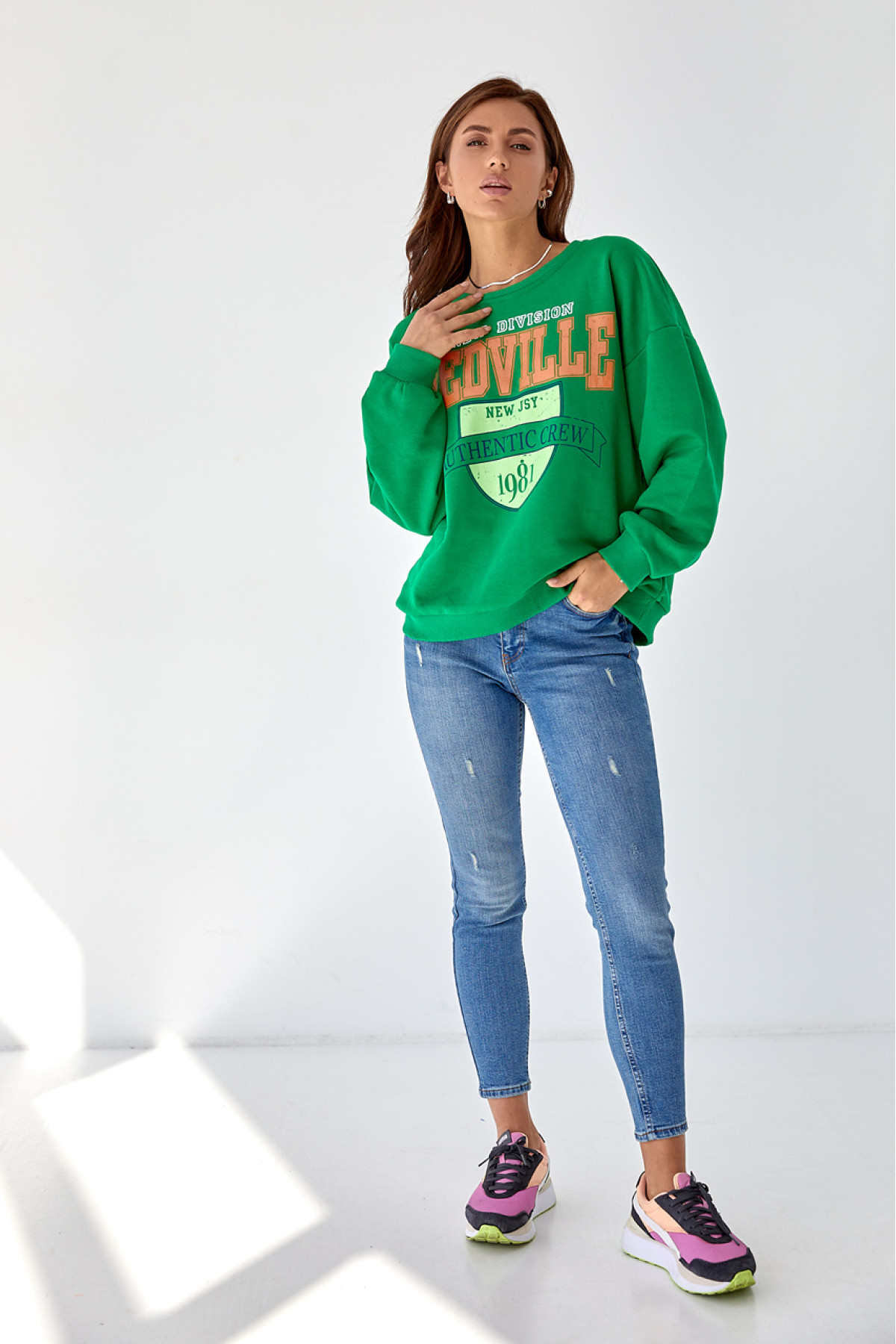 Жіночий трикотажний світшот з яскравим принтом  зелений колір