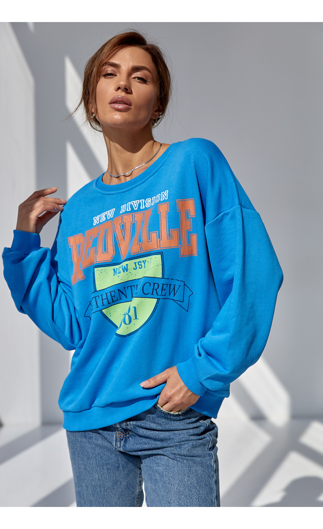 Жіночий трикотажний світшот з яскравим принтом  джинс колір