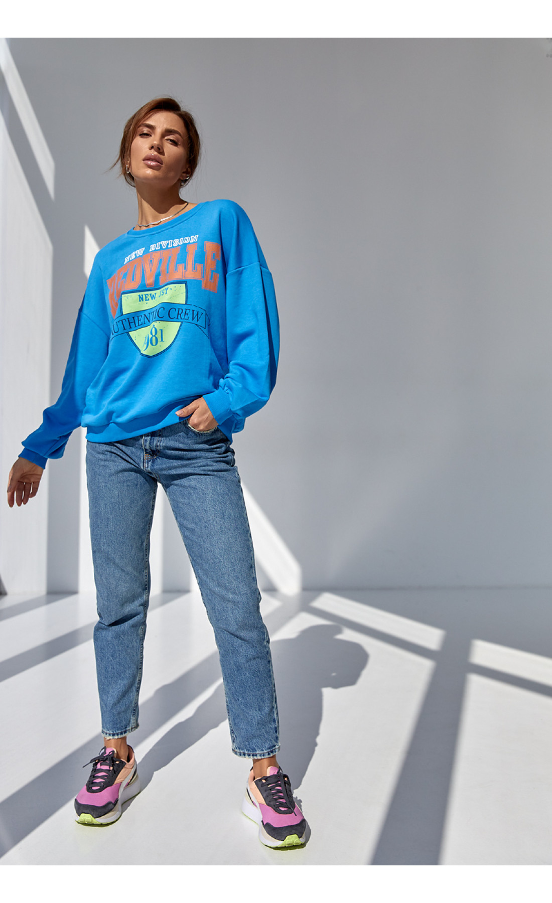 Жіночий трикотажний світшот з яскравим принтом  джинс колір