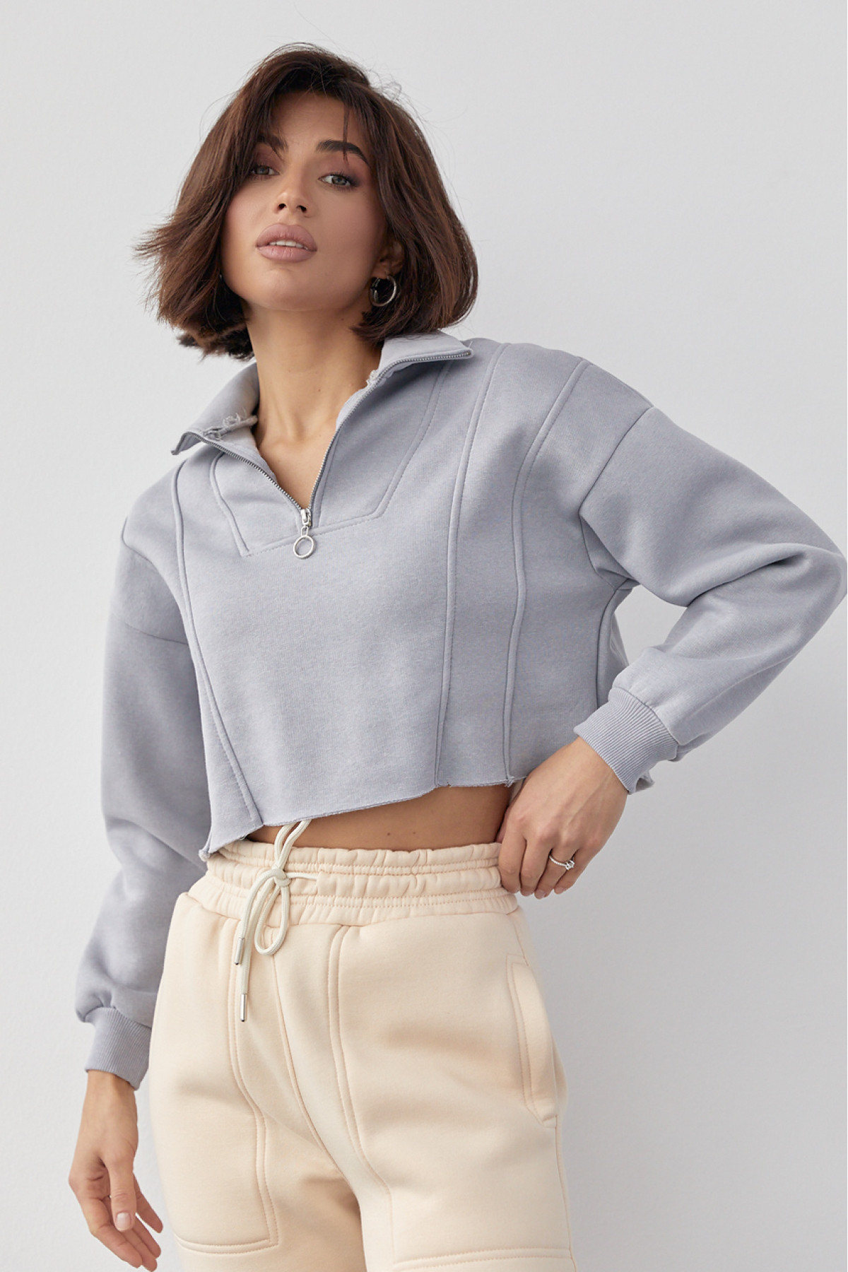 Короткий жіночий світшот із блискавкою на горловині  сірий колір